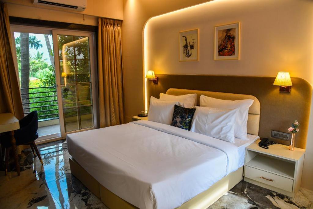 Gandharv Resorts Wai Exteriör bild