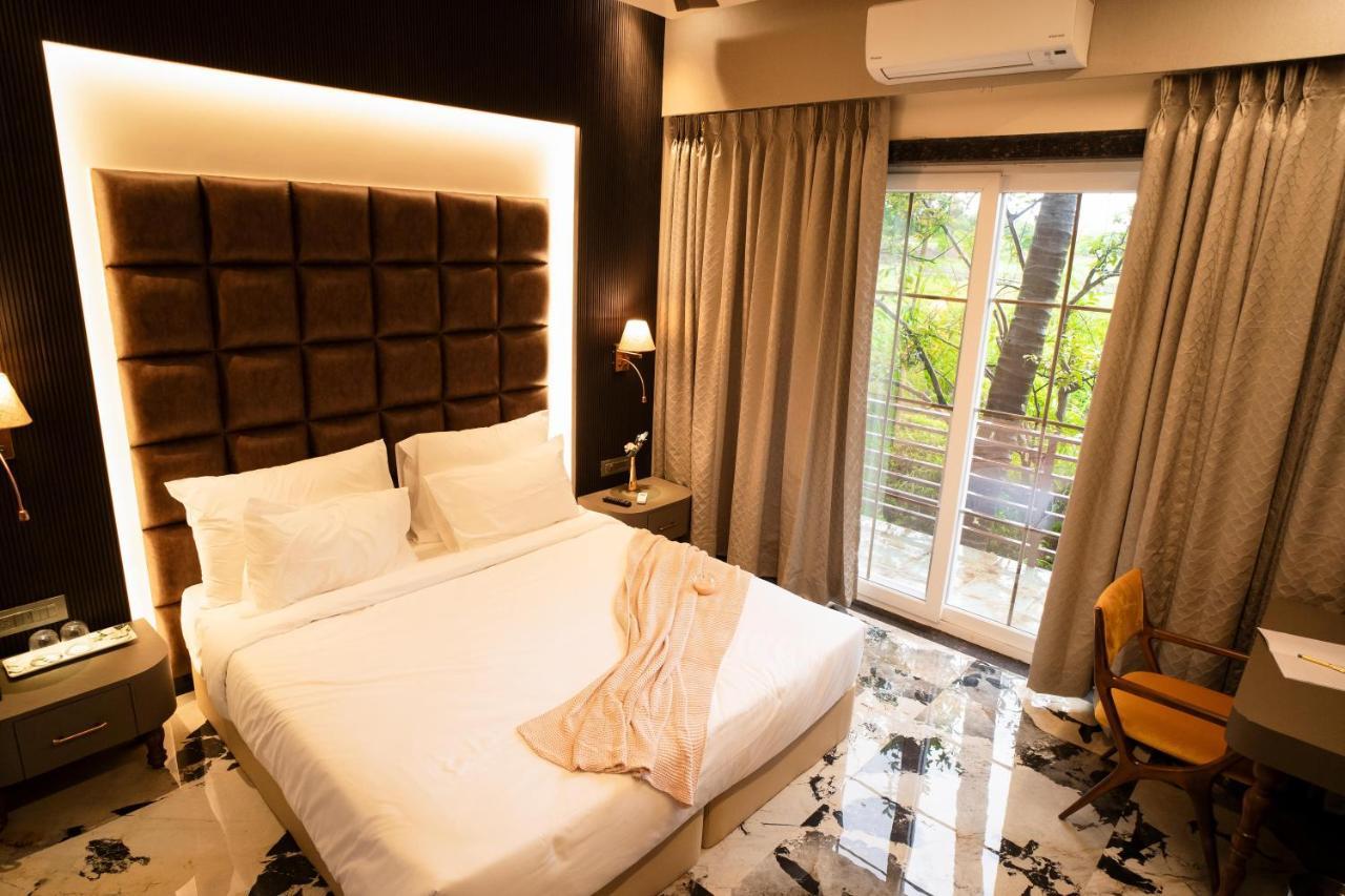 Gandharv Resorts Wai Exteriör bild