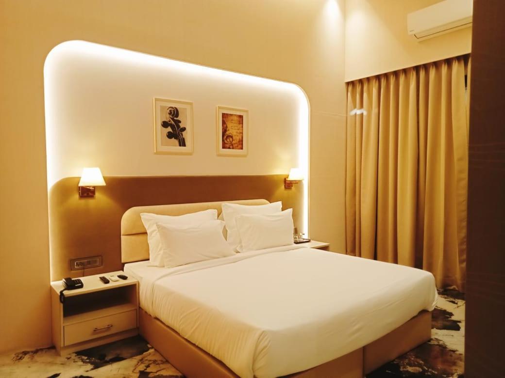 Gandharv Resorts Wai Exteriör bild